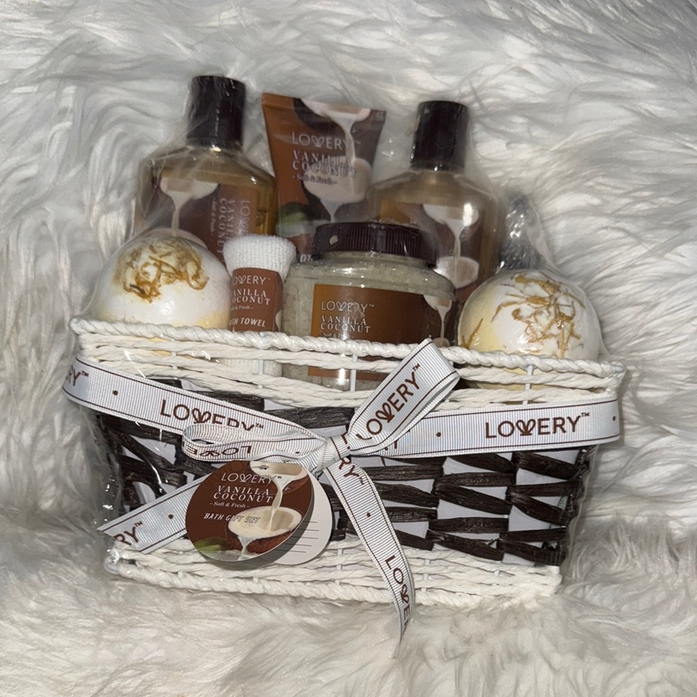 Lovery Vanilla Coconut Bath Gift Set – 9-Piece Spa Basket